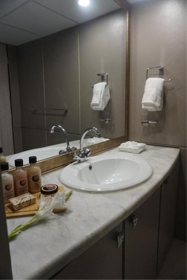 Airport Hotel Karachi Bagian luar foto