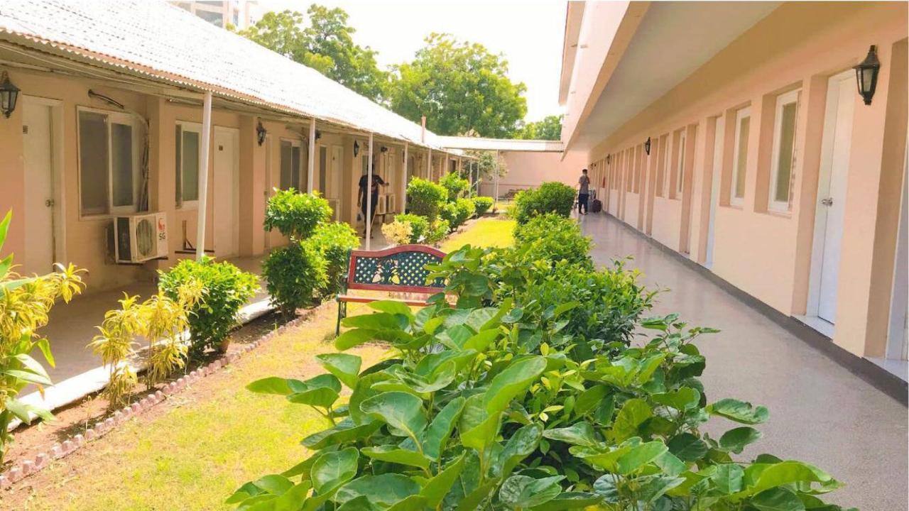 Airport Hotel Karachi Bagian luar foto